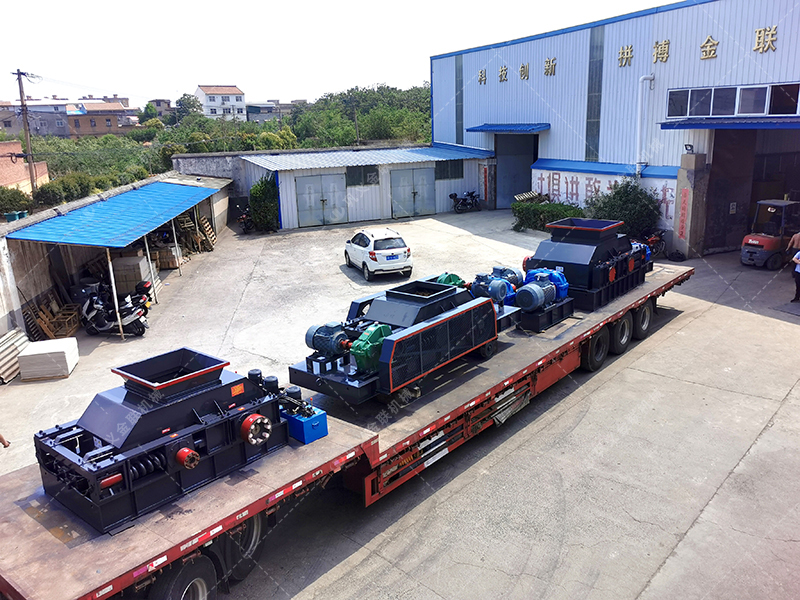 1200*1200雙齒輥破碎機(jī)，兩臺900*900軌道移動雙齒輥破碎機(jī)發(fā)往云南